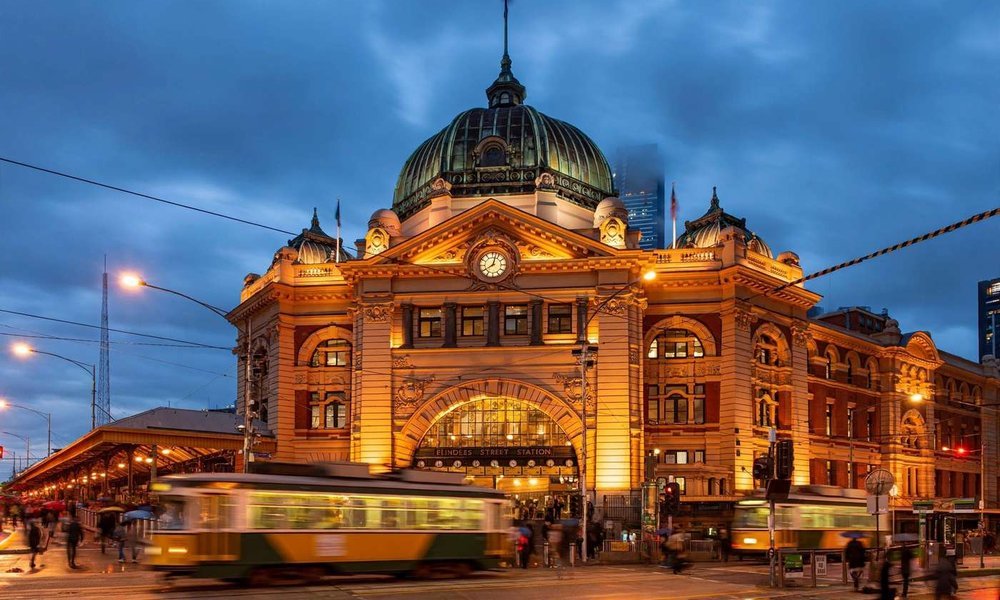 Flinders Street Station in Melbourne at dusk